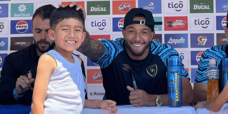 Guatemala convive con su afición antes de buscar el pase a la Copa Oro
