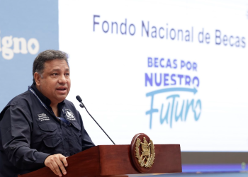 El secretario de Planificación y Programación de la Presidencia, Carlos Mendoza, explica como funciona el fondo nacional de becas.