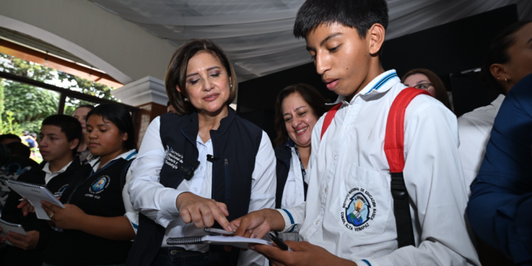 Lanzamiento oficial de los clubes de ciencias en Cobán, Alta Verapaz. /Foto: Byron de la Cruz.