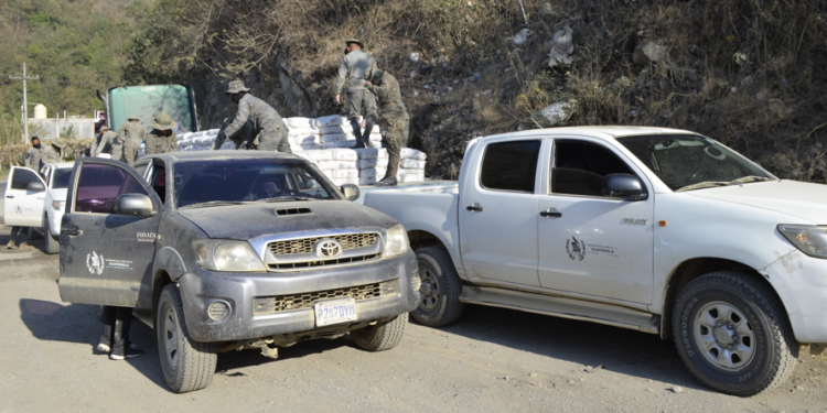 Mides entrega materiales para la sustitución de pisos de tierra. (Foto: Mides)