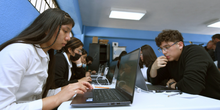 Mineduc habilita plataforma para aplicar a becas de inglés. (Foto: SCSPR)