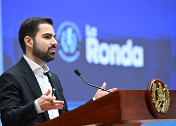 Secretario de comunicación Social aplaude la suspensión del aumento salarial de los diputados. /Foto: Byron de la Cruz.