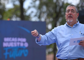 Presidente Bernardo Arévalo en lanzamiento de Becas por Nuestro Futuro. / Foto: Alvaro Interiano