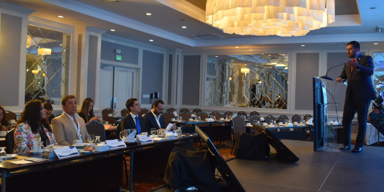 Autoridades se reúnen para impulsar el desarrollo económico del país a través de la infraestructura vial. /Foto: CIV.