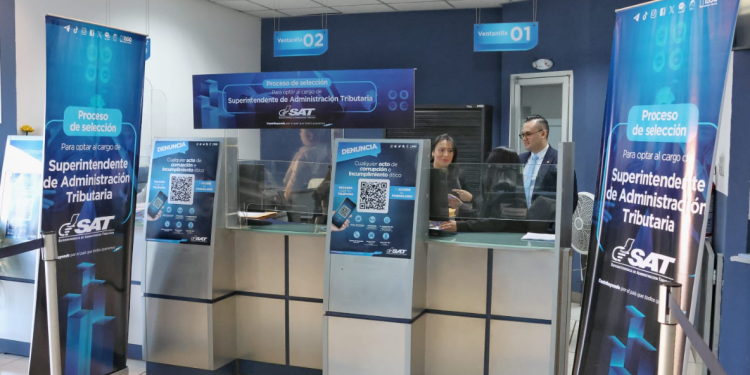 Recepción de expedientes de postulantes al cargo de Superintendente de Administración Tributaria. / Foto: SAT.
