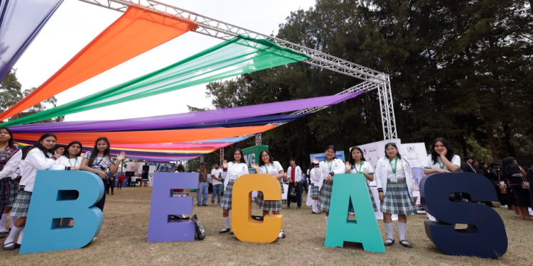 Becas por Nuestro Futuro