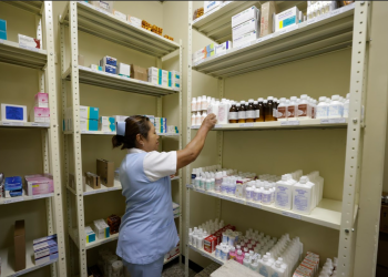 Farmacia Proam en la Antigua Guatemala ofrece 183 medicamentos de calidad y a bajo costo. / Foto: Dickens Zamora y Alvaro Interiano.
