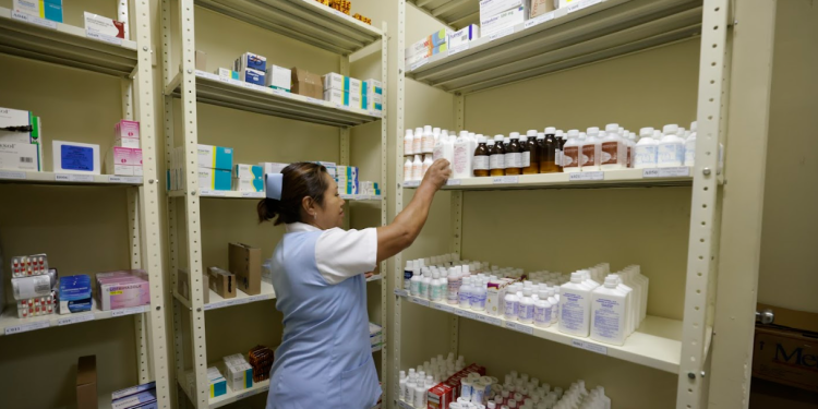 Farmacia Proam en la Antigua Guatemala ofrece 183 medicamentos de calidad y a bajo costo. / Foto: Dickens Zamora y Alvaro Interiano.