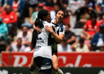Ana Lucía Martínez festejando el gol del empate que les da la clasificación. / Foto: X @Rayadas.