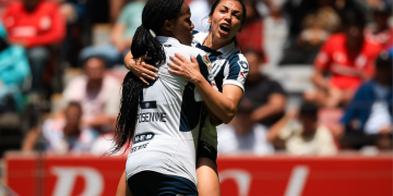 Ana Lucía Martínez festejando el gol del empate que les da la clasificación. / Foto: X @Rayadas.