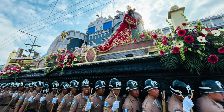 Jesús Nazareno de la Guardia de Honor recorre las calles este cuarto domingo de Cuaresma . / Foto: Mindef.
