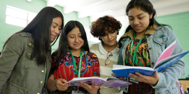 El Mineduc estableció el reglamento para el fondo de becas formación técnica laboral en inglés. (Foto: Daniel Ordoñez)