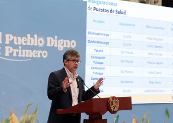 Ministro de Salud presenta el número de puestos de salud inaugurados. /Foto: Noé Pérez.