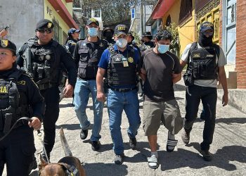 Agentes de la PNC conducen a la segunda persona implicada en la muerte del alcalde de Chuarrancho, el pasado 26 de febrero.