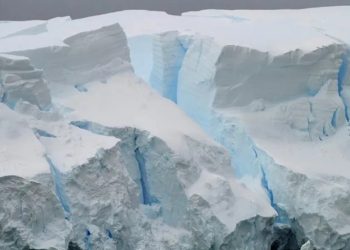 La imagen de archivo muestra como se desprenden bloques de hielo de un glaciar en la Antártida, lo que causa cambios en la corriente interpolar antártica. /Foto: EFE