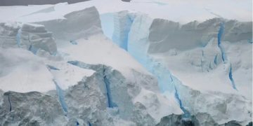 La imagen de archivo muestra como se desprenden bloques de hielo de un glaciar en la Antártida, lo que causa cambios en la corriente interpolar antártica. /Foto: EFE