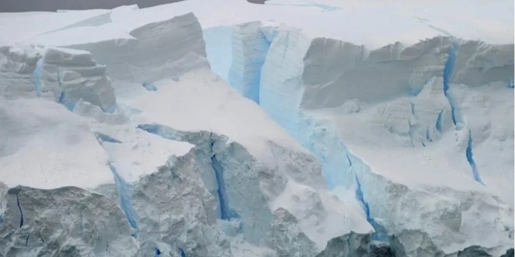 La imagen de archivo muestra como se desprenden bloques de hielo de un glaciar en la Antártida, lo que causa cambios en la corriente interpolar antártica. /Foto: EFE