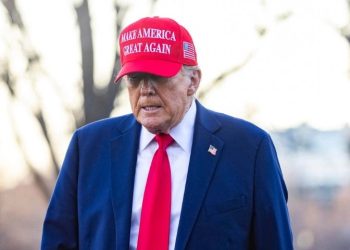 El presidente de EE. UU., Donald Trump, anunció este lunes que a partir del martes impondrá aranceles del 25 % a importaciones de México y Canadá.