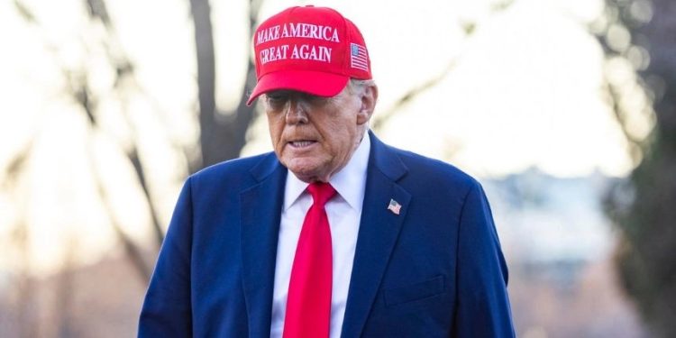 El presidente de EE. UU., Donald Trump, anunció este lunes que a partir del martes impondrá aranceles del 25 % a importaciones de México y Canadá.