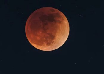 Durante el desarrollo de eclipse total de Luna, la noche de este jueves, se podrá observar el fenómeno Luna de sangre.