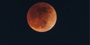 Durante el desarrollo de eclipse total de Luna, la noche de este jueves, se podrá observar el fenómeno Luna de sangre.