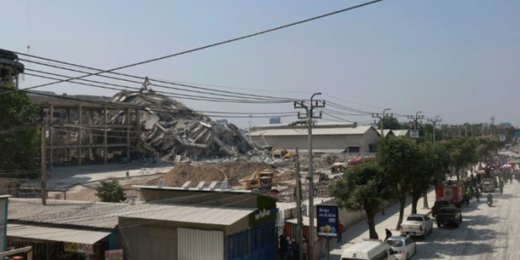 Pilas de escombros se observan por doquier en la capital birmana.