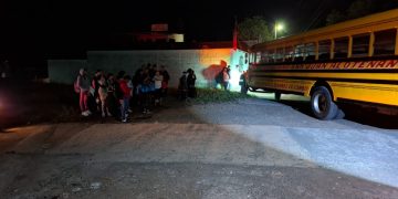 Pobladores de comunidades de San Juan Alotenango fueron evacuados y trasladados a un albergue por la erupción del volcán de Fuego.