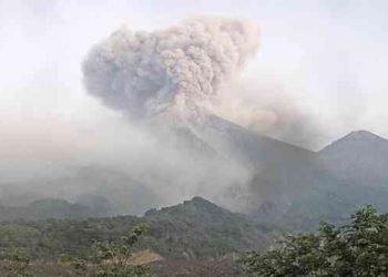 El Ministerio de Educación suspendió clases en municipios aledaños al volcán de Fuego. / Foto: Insivumeh.