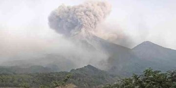 El Ministerio de Educación suspendió clases en municipios aledaños al volcán de Fuego. / Foto: Insivumeh.