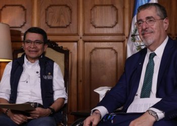 El presidente Bernardo Arévalo y el ministro de Comunicaciones, Miguel Ángel Díaz, en conversación sobre Plan Conecta. / Foto: Daniel Ordóñez.