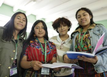 Estudiantes participan en lanzamiento de Becas por Nuestro Futuro. / Foto: Dickéns Zamora y Daniel Ordóñez.