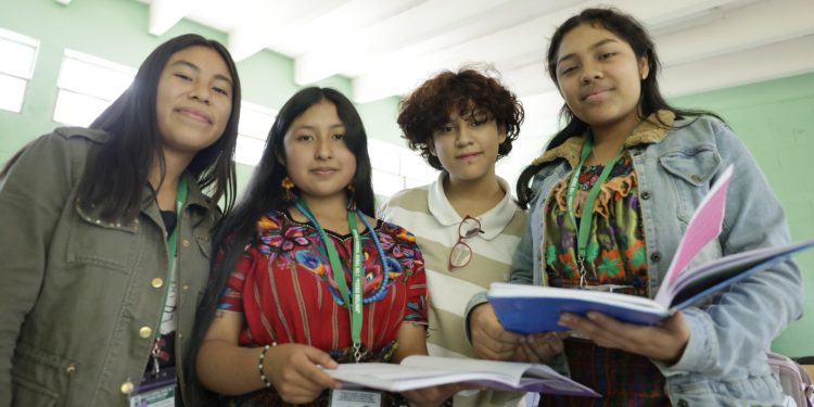 Estudiantes participan en lanzamiento de Becas por Nuestro Futuro. / Foto: Dickéns Zamora y Daniel Ordóñez.