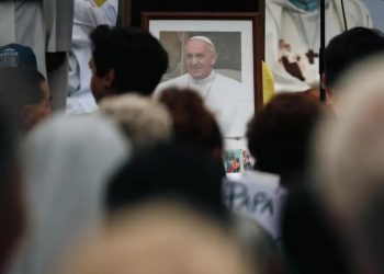 Feligreses oran por la salud del papa Franciasco, quien podría no estar presente en la celebración de Semana Santa, en una misa celebrada esta semana.