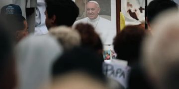 Feligreses oran por la salud del papa Franciasco, quien podría no estar presente en la celebración de Semana Santa, en una misa celebrada esta semana.