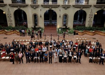 La subsecretaria de Segeplan Iliana Peña, junto a un grupo de profesionales beneficiados con becas para estudiar maestría.