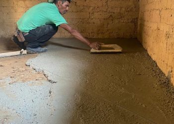 Mides prevé declarar diez municipios libres de pisos de tierra. (Foto: Mides)