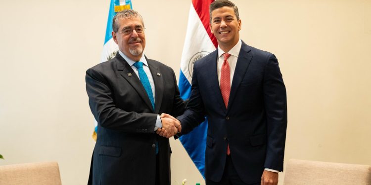 Presidente Bernardo Arévalo se reunió con su homólogo de Paraguay Santiago Peña