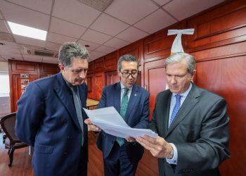 Ministro de Finanzas, Jonathan Menkos, recibe al embajador de Francia. / Foto: Minfin.