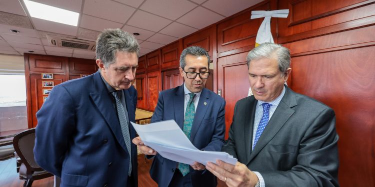 Ministro de Finanzas, Jonathan Menkos, recibe al embajador de Francia. / Foto: Minfin.