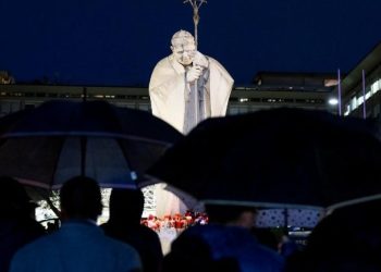 Feligreses y religiosos acuden a orar por la salud del Papa en las afueras del Hospital Gemelli, en Roma.