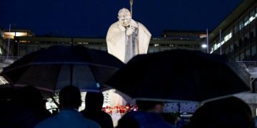 Feligreses y religiosos acuden a orar por la salud del Papa en las afueras del Hospital Gemelli, en Roma.
