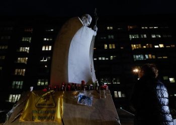 Al caer la noche de este lunes, las personas que acuden a orar por la salud del Papa se van alejando de la plaza del hospital Gemelli.