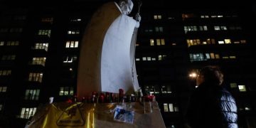 Al caer la noche de este lunes, las personas que acuden a orar por la salud del Papa se van alejando de la plaza del hospital Gemelli.