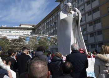 Luego de 19 días, feligreses continúan acudiendo al hospital Gemelli de Roma para orar por la salud del papa Francisco. /Foto: tomada de Vatican News en línea