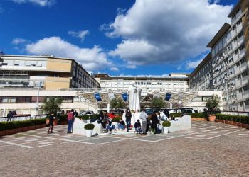 Plaza del hospital Gemelli, de Roma, donde se encuentra recluido el papa Francisco desde hace 27 días.