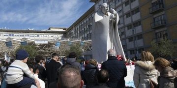 Luego de 19 días, feligreses continúan acudiendo al hospital Gemelli de Roma para orar por la salud del papa Francisco. /Foto: tomada de Vatican News en línea