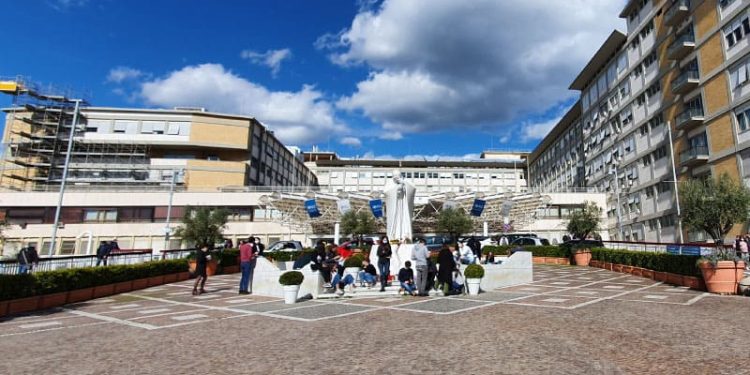 Plaza del hospital Gemelli, de Roma, donde se encuentra recluido el papa Francisco desde hace 27 días.