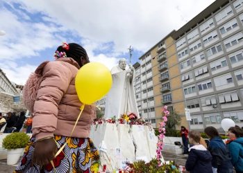 Numerosas personas y decenas de niños acudieron este domingo a la plaza del hospital Gemelli a rogar por la salud del papa Francisco.