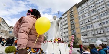 Numerosas personas y decenas de niños acudieron este domingo a la plaza del hospital Gemelli a rogar por la salud del papa Francisco.
