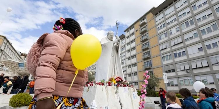 Numerosas personas y decenas de niños acudieron este domingo a la plaza del hospital Gemelli a rogar por la salud del papa Francisco.